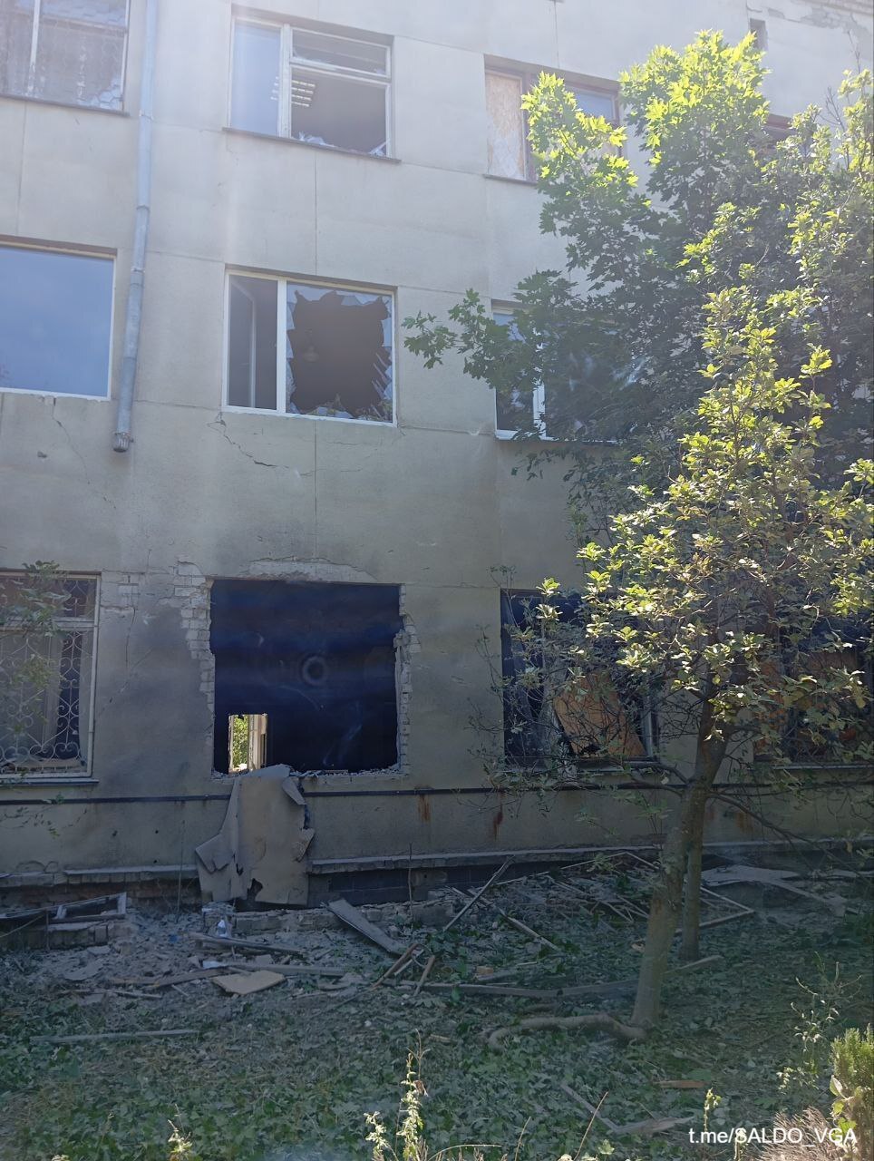 ВСУ обстреляли поликлинику в Новой Каховке. Охранник получил контузию, сообщил губернатор Херсонской области Владимир Сальдо. Медучреждение практически уничтожено.