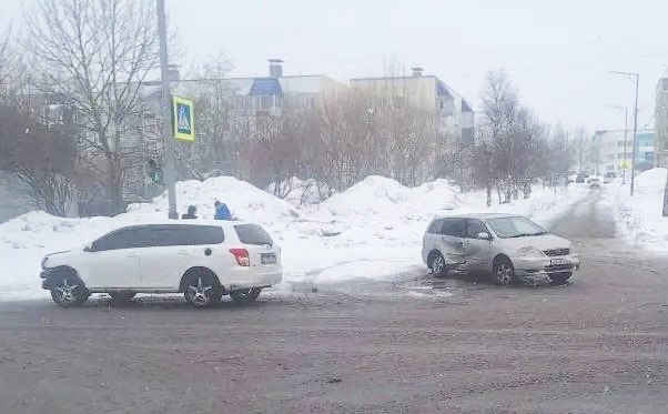 В столкновении двух машин в Петропавловске пострадали дети Травмированных пассажиров доставили в больницу Сегодня днем в микрорайоне Северо Восток произошло ДТП с участием двух легковушек Обстоятельства аварии уточняются Подробности по ссылке   kamtime ru article af75f121 6a74 48d6 ad46 fc78fe2cac96