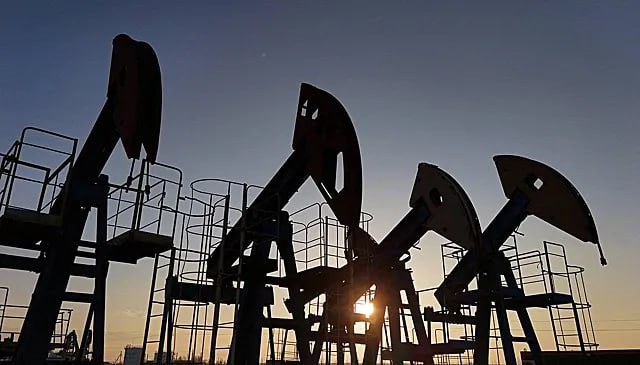 Нефть марки Brent начала дорожать на фоне ультиматума президента США Дональда Трампа. Об этом свидетельствуют данные лондонской биржи ICE. Стоимость сентябрьских фьючерсов на сырье эталонной марки на торгах превысила 70 долларов за баррель впервые с 18 июля. К 16:00 мск топливо подорожало до 70,09 доллара плюс 2,17 процента . На максимуме цены доходили до отметки в 70,29 доллара, но после пошли на спад. К моменту написания материала стоимость скорректировалась до 70,06 доллара за баррель. Цена техасской нефти марки WTI с поставкой в сентябре также возросла. Котировки прибавили 2,6 процента и увеличились до 67,05 доллара за баррель. 28 июля Трамп признался, что «разочарован в российском лидере Владимире Путине». Он заявил о намерении сократить 50-дневный срок, который дал Москве для урегулирования конфликта на Украине. По словам американского президента, новый срок составит 10-12 дней.