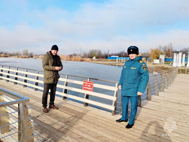 МЧС России напоминает о безопасности на воде  Кратковременная оттепель на территории Краснодарского края с сегодняшнего дня сменилась резким понижением температуры воздуха вплоть до заморозков.   Сотрудники Государственной инспекции по маломерным судам  ГИМС  усиливают профилактическую работу по донесению до населения информации об опасности выхода на тонкий лед.  Специалисты Калининского инспекторского участка ГИМС совместно с сотрудниками ГО и ЧС Тимашевска провели совместный рейд в местах возможного выхода людей на лед. В рамках рейда были проверены места установки запрещающих аншлагов «Выход на лед запрещен».  МЧС России призывает:   будь осторожен вблизи водоемов;   не оставляй без присмотра детей у воды.    Безопасность начинается с тебя!  #МЧСКубань #безопасность #на_воде #Зима          Подпишитесь еще на:   ВК   ОК   Дзен   Youtube   Rutube