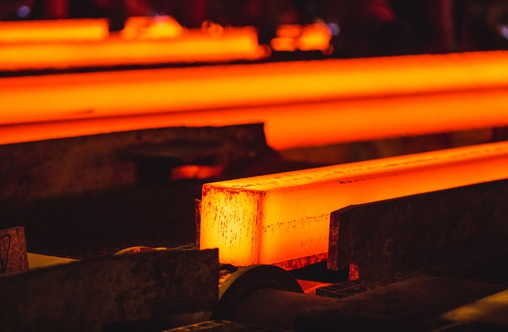 Российская сталь свернула производство ровно настолько сколько позволил рынок по итогу 2025 г выплавка снизилась на 4 6 до 67 4 млн т чугун на 1 4 до 50 3 млн т Как сообщает КоммерсантЪ результат оказался выше прогнозируемых 10 но рецепта быстрого восстановления пока нет дорогие кредиты и экспортные скидки продолжают давить на маржу Рейтинговое агентство Русмет фиксирует что в последнюю декабрьскую неделю ГК и ХК рулон на внутреннем рынке потерял ещё 5 и 4 4 соответственно до 34 17 тыс и 43 59 тыс руб т Экспортные котировки держатся на низком уровне китайский прокат подорожал всего на 10 12 т из за роста сырья но это не компенсирует глобального избытка предложения Аналитики ожидают что спад спроса в I квартале 2026 г будет гораздо мягче чем зимой 2024 2025 гг а разворот к росту возможен во второй половине года при условии снижения ключевой ставки до 12 и возвращения госзаказа на инфраструктурные проекты До уровня 2021 г 77 8 млн т металлурги вернутся не раньше 2028 2030 гг санкционное давление и неопределённость в глобальной логистике сохраняются