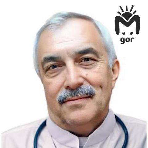 Гендиректор и невролог санатория в Нальчике где пациентов заразили гепатитом С и ВИЧ инфекцией избежали наказания В тюрьму села только медсестра Скандал случился в 2023 году осенью люди приехали в Медис на отдых с лечением заплатили по 25к Позже у всех нашли гепатит С в острой форме Предполагалось что пациентов заражали используя шприцы по несколько раз ради экономии Медсёстры не меняли перчатки или вообще обходились без них У сотрудников не было медкнижек а дезинфицирующие средства были просрочены По делу о нарушении санпин норм которое повлекло массовое заболевание проходили трое медсестра Марианна Алоева гендиректор Руслан Озроков и врач невролог Мухадин Узденов он на фото Озроков и Узденов остались без приговора потому что истёк срок давности В колонию на четыре года отправилась только Алоева К 236 й ей добавили статью о ненадлежащем исполнении профессиональных обязанностей Подписывайся на Mash Gor