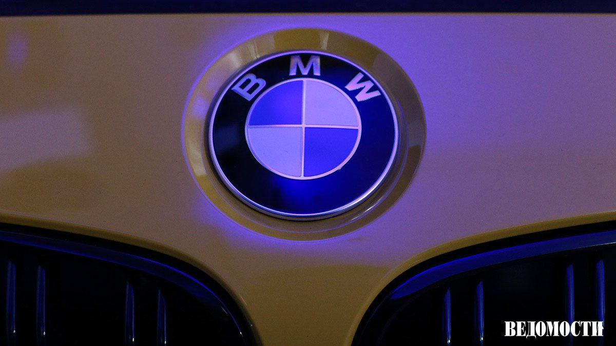 BMW объявил о масштабном отзыве автомобилей из за рисков возгорания в системе стартера пишет Bild Автоконцерн отзывает 196 тыс автомобилей в США Речь идет о нескольких моделях BMW выпущенных в период с 2019 по 2022 годы а также Toyota Supra 2021 2022 годов выпуска В Германии по той же причине автопроизводитель отзывает еще 136 5 тыс автомобилей Всего речь идет о сотнях тысяч машин по всему миру выпущенных в период с 2015 по 2022 годы Под отзыв попадают разные модели включая те что эксплуатируются в Европе и Азии Подпишитесь на Ведомости