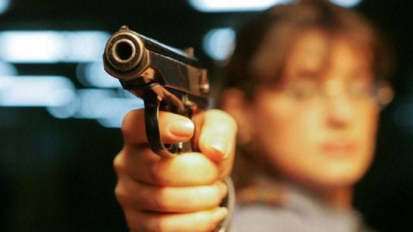 В Уссурийске суд вынес приговор местной жительнице устроившей стрельбу по врачам скорой помощи Женщина сначала вызвала медиков из за плохого самочувствия после употребления алкоголя а затем встретила их шестью выстрелами из пневматического пистолета Суд учел раскаяние подсудимой и признание вины Итог 3 года условно с испытательным сроком на аналогичный период Приговор еще не вступил в законную силу Напомним что в Приморье это уже не первый случай нападения на медицинских работников за последние месяцы подобные инциденты участились Подпишись на ПРИМОРЬЕ LIVE