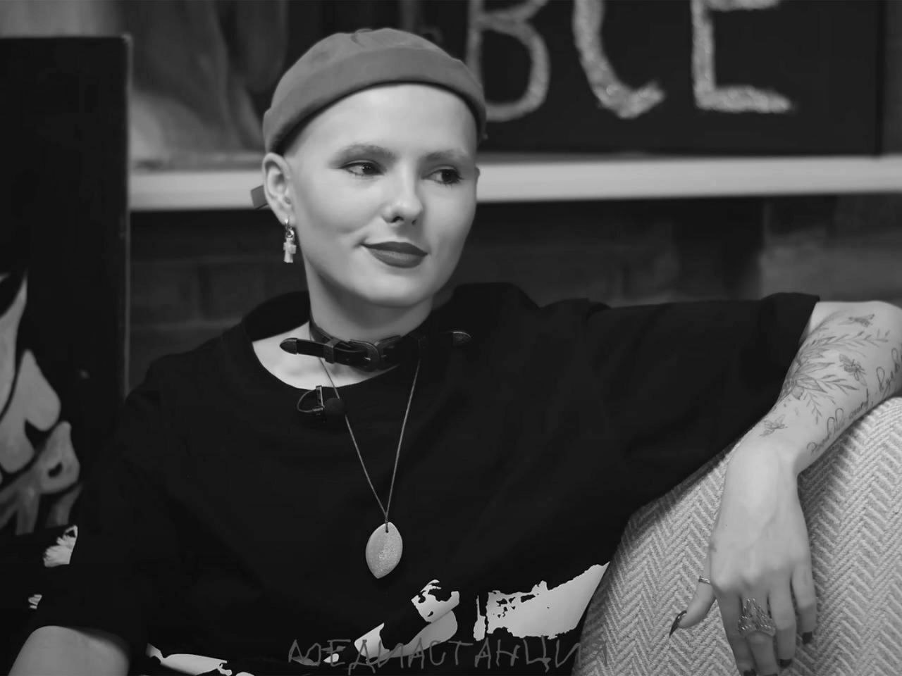 Популярная блогерша Ира Небога скончалась после продолжительной борьбы с раком Девушке было всего 25 лет В последнем сообщении в ее Telegram канале ее близкие написали что она ушла спокойно в кругу родных без страха и паники О диагнозе она впервые узнала еще в 16 лет Соболезнуем родным и близким Иры mediastanciacom