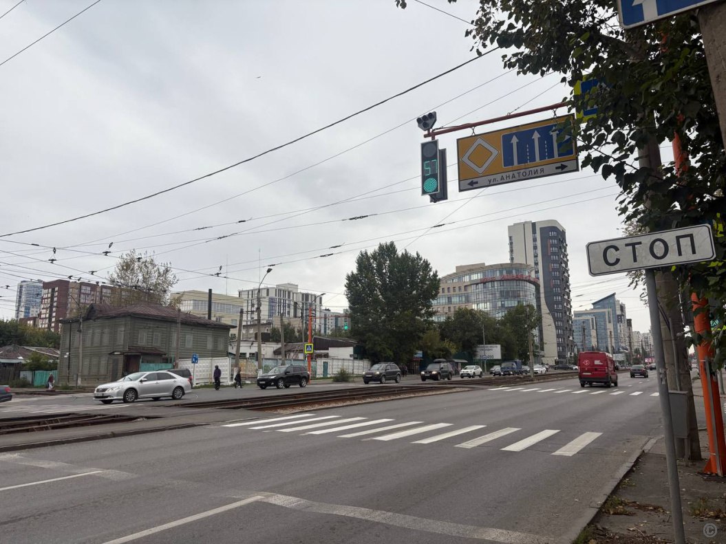 Умные светофоры устанавливают на проспекте Красноармейском в Барнауле В рамках внедрения интеллектуальной транспортной системы на участках проспекта Красноармейского обновляют 12 светофоров а также один на пересечении проспекта Ленина с улицей Ползунова Специалисты уже установили консольные стойки для транспортных и пешеходных светофоров проложили сети и питающий кабель Следующим этапом станет монтаж и подключение дорожных контроллеров и детекторов транспорта Установка оборудования позволит повысить пропускную способность дорог с учетом пешеходных и транспортных потоков в зависимости от времени суток и погодных условий По нацпроекту Инфраструктура для жизни на работы направят более 38 млн рублей Установка умных светофоров завершится до 30 сентября сообщает мэрия