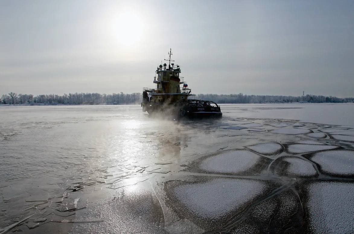 Грузопассажирская переправа Самара Рождествено завершает навигацию 26 декабря В пятницу 26 декабря завершается навигация грузопассажирской паромной переправы Самара Октябрьский спуск Рождествено из за установившихся морозов и ледостава на реке Волга Министерство транспорта и автомобильных дорог региона сообщает что эксплуатация парома в текущих условиях небезопасна Последние рейсы теплохода Окский 35 запланированы на 26 декабря 2025 года отправление из села Рождествено в Самару в 07 40 и 11 40 а из Самары в Рождествено в 09 00 После этого судно будет переведено на зимний отстой Для обеспечения транспортной доступности правобережья в зимний период разработан план включающий открытие автозимника Шелехметь урочище Белые домики и запуск пассажирских судов на воздушной подушке СВП по маршруту Самара Рождествено В период ожидания открытия зимних маршрутов пассажирское сообщение с селом Рождествено будет поддерживаться теплоходом Ом 142 в сопровождении буксира ледокола Портовый 13 Даты начала работы автозимника и СВП будут объявлены дополнительно после подготовки инфраструктуры и формирования безопасных условий kommersant volga
