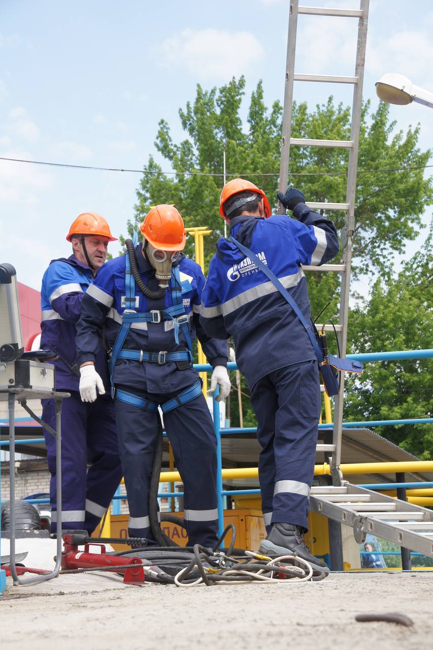 Газовики Оренбуржья прошли аттестацию как профессиональное аварийно-спасательное формирование  Сотрудники «Газпром газораспределение Оренбург» получили право на ведение аварийно-спасательных работ с увеличением штатной численности и расширением зоны ответственности.   Для прохождения аттестации специалисты компании обучались по программе «Спасатель». Техническое оснащение и проверку знаний провела  экспертная комиссия Министерства энергетики РФ.  Созданы четыре аварийно-спасательные группы в городах Бугуруслан, Бузулук, Орск и Оренбург с общей численностью 63 человека. Теперь зона ответственности профессионального аварийно-спасательного формирования «Газпром газораспределение Оренбург» охватывает всю область.  #безопасныйгаз