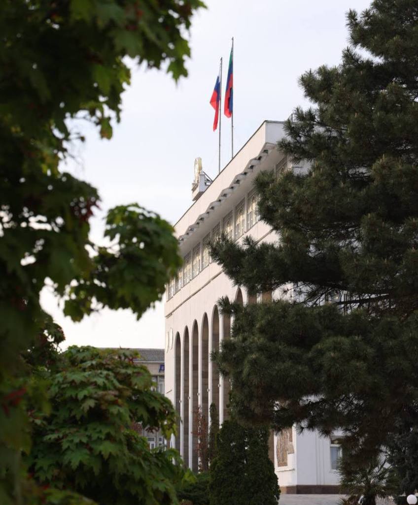 Сергей Меликов проводит ежемесячное совещание по актуальным вопросам Под руководством главы республики обсудят важные вопросы среди которых работа органов власти с обращениями граждан информационная открытость депутатов и руководителей органов власти погашение задолженности бюджетных учреждений за коммунальные услуги обеспеченность городов и районов контейнерами для ТКО Главное в нашем тг канале agiprd