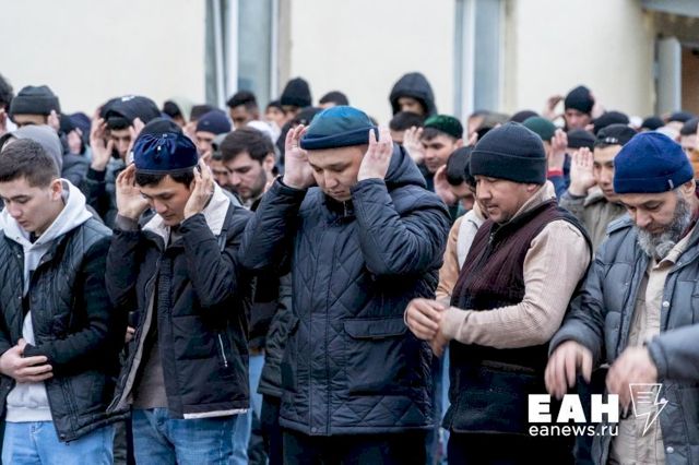 В Оренбургской области в 2025 году депортировали за пределы России более 1 1 тыс мигрантов Всего за год полицейские выявили более 22 5 тыс административных правонарушений среди иностранцев в том числе более 12 4 тыс по линии миграционного контроля и трудовой миграции На миграционный учет поставлено более 110 тыс иностранцев из которых 50 тыс человек зарегистрированы впервые а остальные повторно С учета снялись более 66 1 тыс человек Подпишитесь на канал ЕАН Оренбург