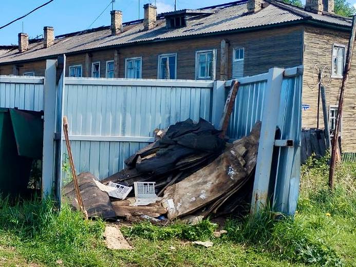 Прокуратурой Лешуконского района выявлены нарушения законодательства в сфере обращения с твердыми коммунальными отходами Прокуратурой Лешуконского района проведена проверка соблюдения законодательства в сфере обращения с твердыми коммунальными отходами. Установлено, что в деятельности регионального оператора ООО «Экоинтегратор» при осуществлении деятельности по сбору и транспортировке твердых коммунальных отходов на территории с.Лешуконское выявлены нарушения закона. Так, транспортным оператором не соблюдалась периодичность вывоза твердых коммунальных отходов, установленная требованиями санитарных правил и норм закона, и допущено переполнение мест их размещения в границах с. Лешуконское расположенных по адресам у дома 1А по ул. Сенная, д. 1А ул. Парковая, д. 24 по ул. Первомайская, за д. 16 по ул. Победы, 18 А по ул. Победы. В связи с выявленными нарушениями закона генеральному директору ООО "Экоинтегратор» внесено представление об устранении нарушений законодательства, рассмотрение которого находится на контроле прокуратуры района.