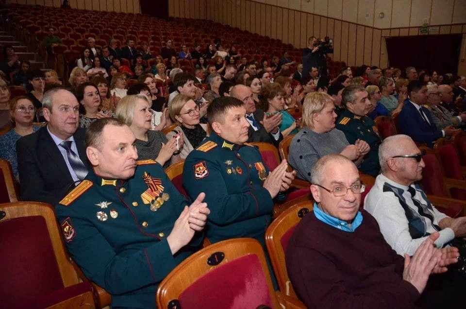 В Оренбурге пройдут концерт и мастер-классы ко Дню защитника Отечества  На ближайших выходных оренбуржцы будут отмечать День защитника Отечества. Это значит, что большая часть субботних активностей будет посвящена этому празднику. Рассказываем, где можно отдохнуть 22 и 23 февраля.  ТЕАТРАЛИЗОВАННАЯ ПРОГРАММА «ПАМЯТЬ НАШУ НЕ СТЕРЕТЬ»  Дом культуры «Орбита»  улица Заводская, 34  22 февраля в 18:00 приглашает театрализованную программу «Память нашу не стереть». Вход свободный для всех желающих. Со сцены будут звучать военные стихи. Они прославляют творчество участников ВОВ, Чеченской и Афганской военной компании, а также бойцов специальной военной операции. Событие проводится в рамках областного фестиваля народного творчества «Салют Победы».  Больше мероприятий на сайте.