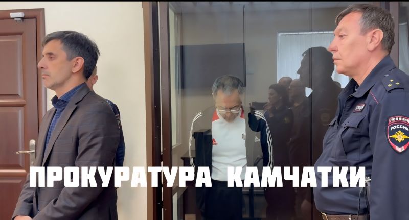 Камчатскому убийце директора гостиницы ужесточили наказание Прокуратура добилась увеличения срока лишения свободы виновнику резонансного убийства в краевом центре когда был убит гендиректор гостиничного комплекса Петропавловск передает агентство КАМЧАТКА ИНФОРМ со ссылкой на правонадзорное ведомство Убийство произошло днем 3 февраля в служебном кабинете 45 летнего директора гостиницы Во время спора по поводу возврата доли в уставном капитале компании 66 летний Валерий Трофимов выстрелил на поражение из охотничьего ружья в голову оппонента От полученного сквозного огнестрельного пулевого ранения мужчина скончался на месте Валерий Трофимов в молодости имел фамилию Пя с декабря 2013 года жил в гостиничном комплексе Петропавловск на условиях устной договоренности с бывшей совладелицей Читать на сайте   kamchatinfo com news crimes detail 72981