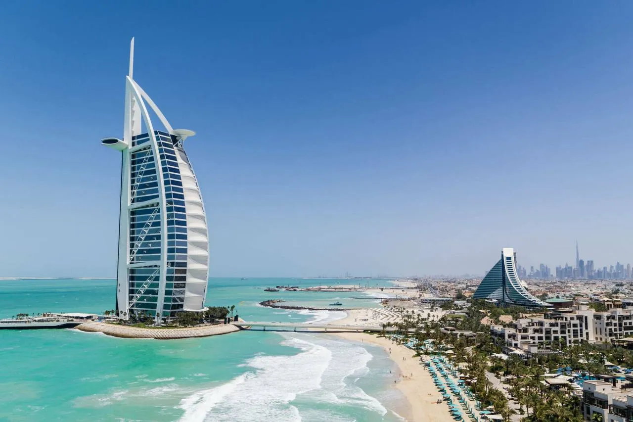 Самый популярный отель в мире в Дубае Burj Al Arab закрывается на 1 5 года Отель являющийся одной из культовых достопримечательностей Дубая впервые за 26 лет временно недоступен для бронирования в связи с проведением ремонтных работ Сообщается и о сроках закрытия около 18 месяцев Подпишитесь и следите за актуальными новостями на нашем канале   telegram me joinchat AAAAAEEdc qam7052mnXKA