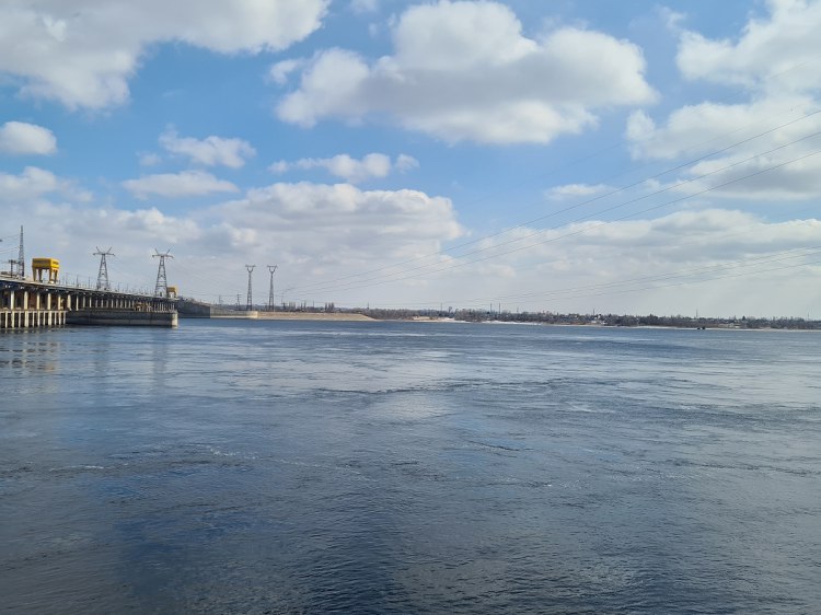 Волжская ГЭС в сентябре немного увеличит сбросы воды Росводресурсы установили новый режим сброса воды через Волгоградский гидроузел на период с 11 сентября по 10 октября Расходы воды на Волжской ГЭС возрастут незначительно Как узнал Волжский ру из указаний Росводресурсов средние сбросные расходы вырастут до 5300 5500 м3 с при минимальных расходах 5100 м3 с Сбросы рассчитаны в режиме поддержания уровня воды в верхнем бьефе в пределах отметок 14 5 15 2 м Напомним в настоящее время объем сбросов установлен на уровне 5100 5300 м3 с Согласно оценкам экспертов в августе гидрологическая обстановка в бассейнах Волги и Камы соответствовала меженному периоду Приток воды в каскад водохранилищ составил 91 от нормы Подробнее на Волжский ру   www volzsky ru index php wx 16 wx2 80896 ВолжскийРу волжский vlz