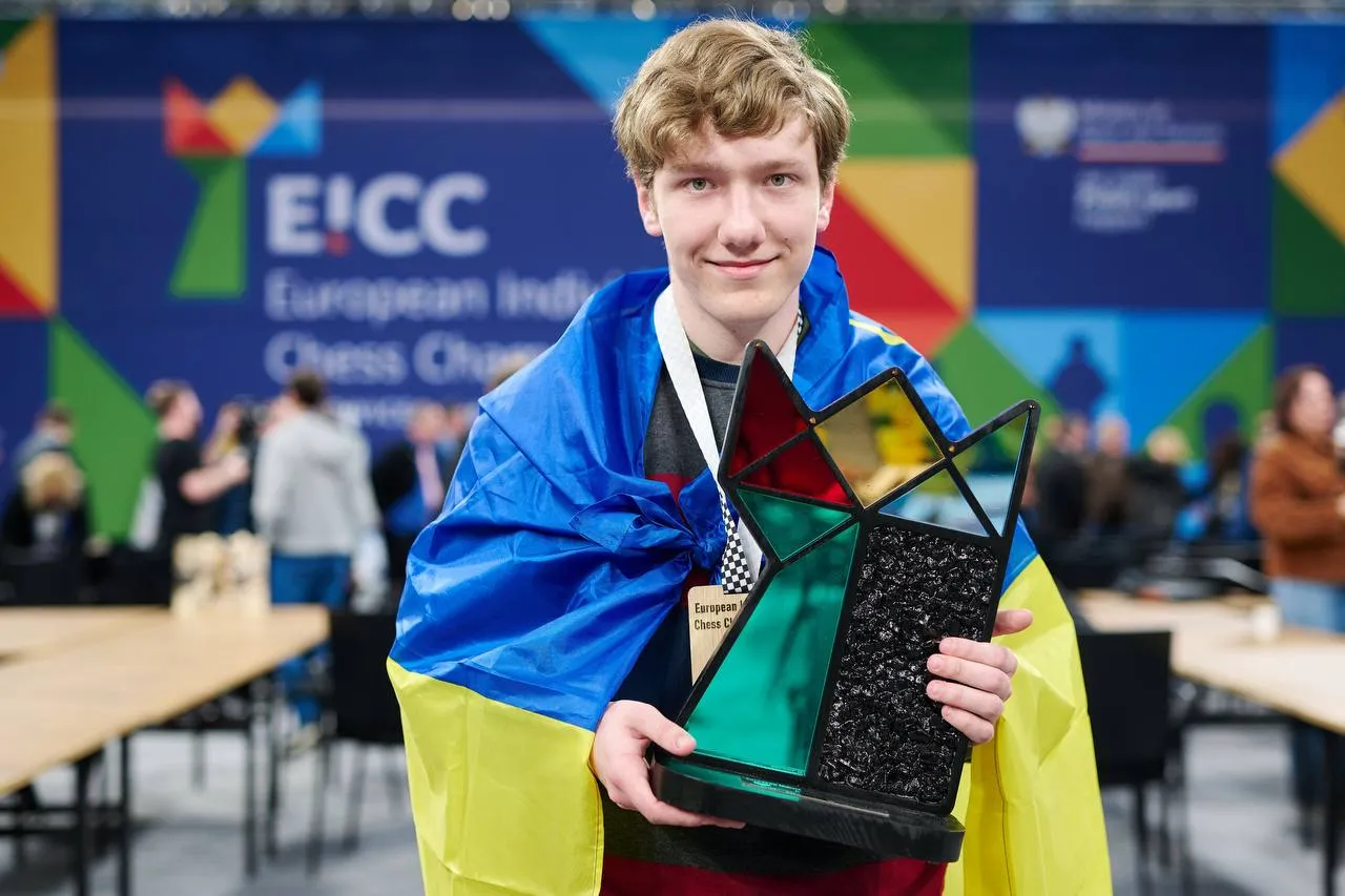 Чемпионом Европы 2026 года по классическим шахматам стал 17 летний международный мастер Роман Дегтярев В Польше завершился чемпионат Европы по классическим шахматам в котором приняли участие 500 шахматистов Сенсационную победу в турнире одержал 17 летний представитель Украины Роман Дегтярев Дегтярев не имеющий звания гроссмейстера стартовал под 126 м номером по рейтингу что не помешало ему занять чистое первое место благодаря блестящей игре на финише Роман набрал 5 5 очков из 6 а в сумме 9 очков из 11 В последнем туре Дегтярев переиграл второго номера турнира Давида Антона Гихарро благодаря чему занял чистое первое место На пол очка от Дегтярева отстали три шахматиста из Азербайджана Ниджат Абасов Айдын Сулейманлы и Мухаммед Мурадлы 8 очков из 11 набрали девятнадцать шахматистов троим из которых не повезло так как первые двадцать мест чемпионата Европы автоматически отбираются в Кубок мира 2027 года С учетом этого еще одной сенсацией стало 19 е место мастера ФИДЕ Антона Златкова из Северной Македонии который стартовал под 254 м номером новости турнир