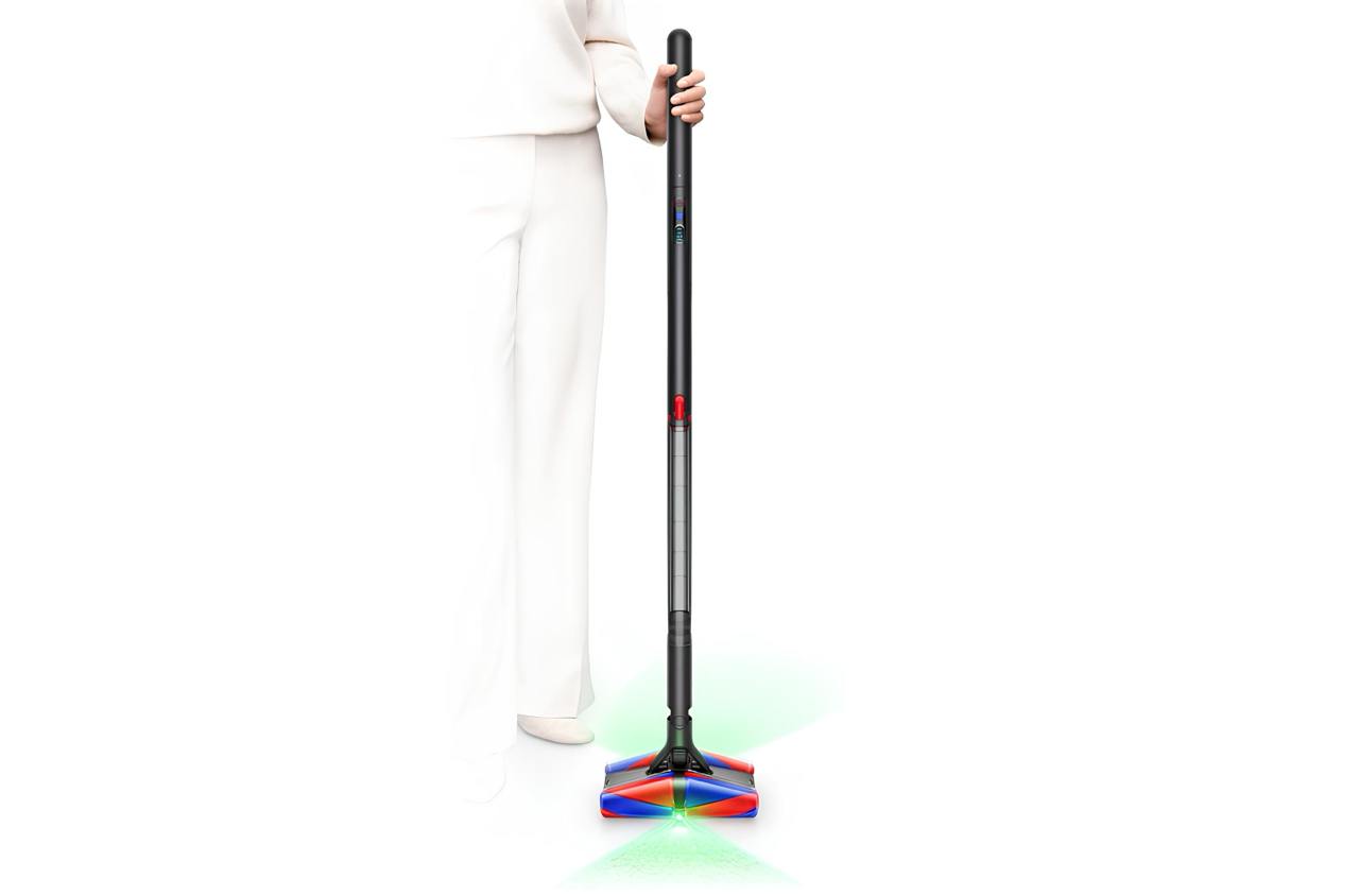 Dyson представил самый тонкий пылесос в мире Новинка PencilVac получила корпус толщиной 38 мм — такой же, как фен Dyson Supersonic r. Внутри — сверхмощный мотор диаметром всего 28 мм, способный совершать до 140 000 оборотов в минуту. Кроме того, у девайса есть двухступенчатая система фильтрации пыли для максимальной чистоты воздуха. Точная стоимость и дата запуска пока не сообщаются, но уже очевидно — это новый уровень в мире бытовой техники.