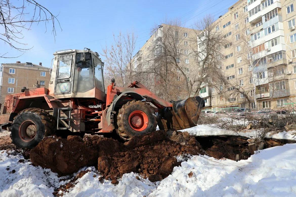 9 марта во дворе дома по улице Интернациональной, 193/1 произошел провал грунта. Приняли оперативные меры, пострадавших нет.    Сегодня с ответственными службами на месте обсудили дальнейшие действия. Сейчас ведется тампонирование глиной, далее проведем необходимые изыскания и обследования.