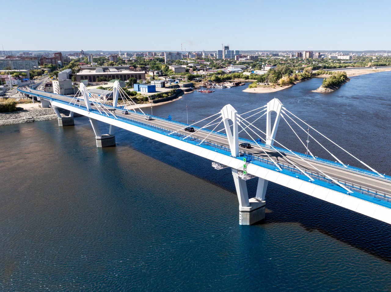 Водители, внимание Завтра, 14 мая, на новом Зейском мосту в Благовещенске электрики проведут профилактические работы. 9:00-12:00 – не будут работать светофор через пешеходный переход и информационное табло. На левом берегу отключат электричество для обслуживания линии. 10:00- 18:00 с перерывами – участками будут перекрывать одну полосу для настройки информационных табло. Просим водителей планировать поездки с учетом данной информации. Амурский Минтранс