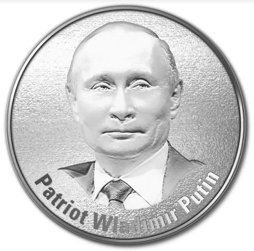 В Германии выпустили серебряную монету с изображением Владимира Путина С помощью такого жеста редакция немецкого журнала Compact решила выразить поддержку президенту РФ и всем россиянам Авторы идеи считают несправедливым что власти ФРГ выставляют целую страну злом Путин настоящий патриот своей Родины уверены в издании Монета выполнена из серебра 999 й пробы и стоит 74 95 Коллекционный предмет отражает стойкость мужество и победу над западным мейнстримом сказано на сайте Подпишитесь на Абзац Добавьте Абзац в ленту Дзена