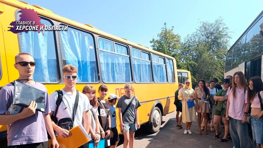 Школьники Херсонской области отправятся в детские лагери в Волгоградской области и Адыгею Одиннадцать школьников уже подали заявки в военно-спортивный лагерь «Авангард» Волгоградской области и детский оздоровительный лагерь «Лань», сообщили в администрации округа. В ходе поездки школьники посетят множество увлекательных культурных и спортивных мероприятий. Ребят ждет турнир по теннису, игры в футбол, а также соревнования для кикбоксеров.