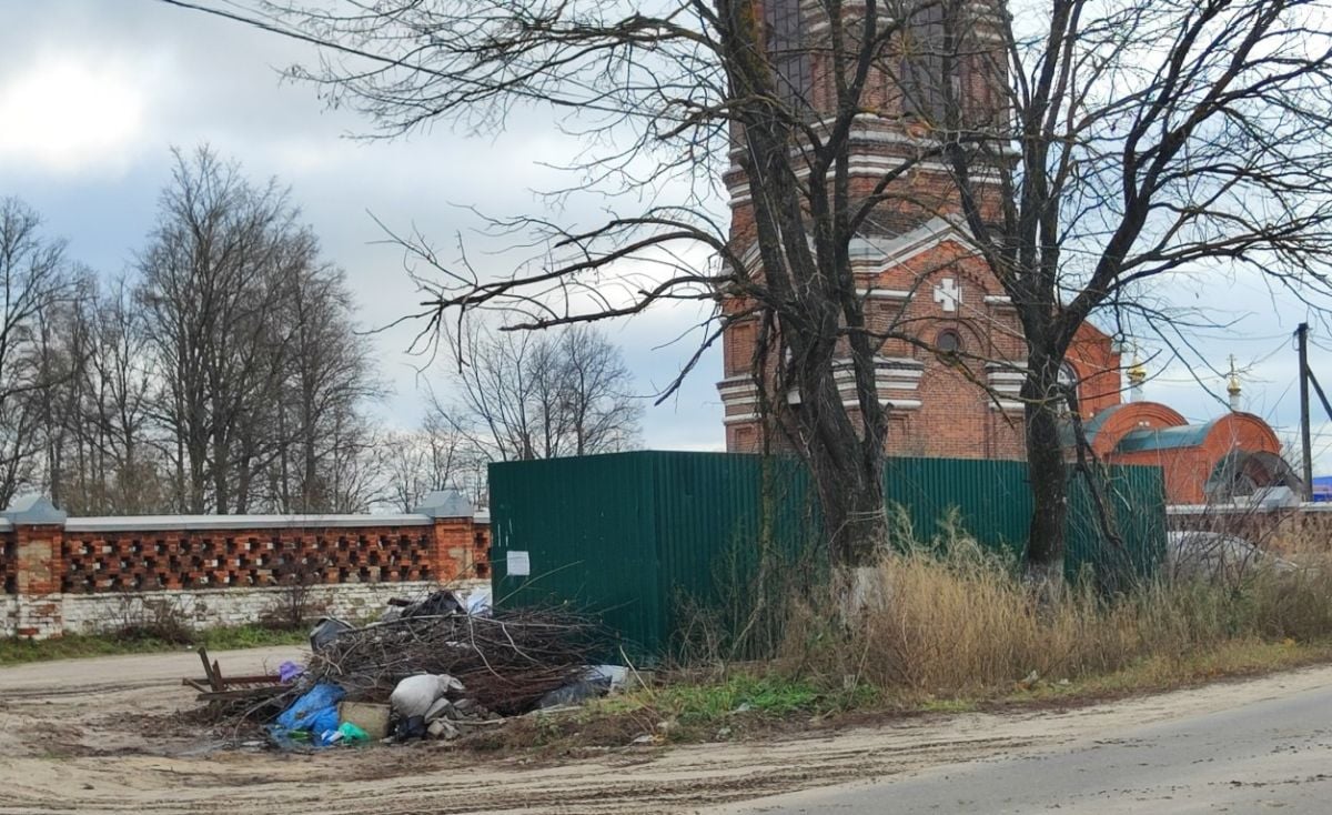 Во Владимирской области нашли три стихийные свалки в Меленках    Бытовой и строительный мусор, а также сухие ветки деревьев складировали на улицах Ленина и 40 лет Октября. Одна из свалок находилась в 200 метрах от реки Унжи.  ↗  Прислать новость   Подписаться