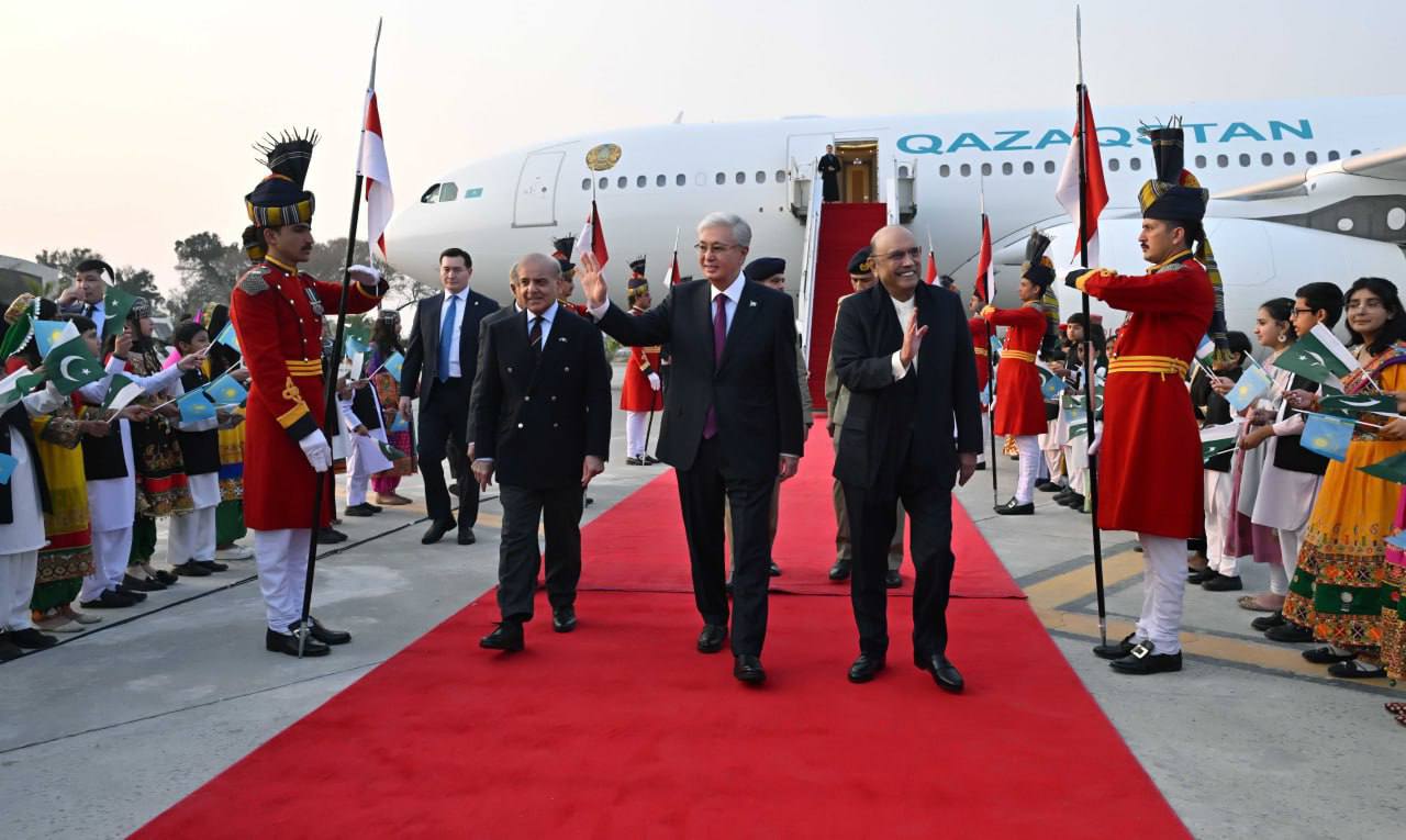 Казахстан Пакистан новая стратегическая дружба Президент Токаев провел переговоры с премьер министром Пакистана Шахбазом Шарифом в Исламабаде Стоит отметить что это первый государственный визит Токаева в Пакистан что может стать бустером в развитии двусторонних отношений Глава государства обратил внимание на символичность встречи приуроченной к 34 годовщине установления дипломатических отношений Пакистан был назван надежным партнером Казахстана в Южной Азии с первых лет независимости Ключевым итогом переговоров стало подписание Совместной декларации об установлении стратегического партнерства которая открывает новый этап сотрудничества между Астаной и Исламабадом Президент сообщил что прибыл с представительной делегацией и конкретными предложениями по расширению торгово экономического и инвестиционного взаимодействия В числе приоритетов названы транспорт и логистика энергетика сельское хозяйство цифровизация и другие сферы Шахбаз Шариф в ответ охарактеризовал Казахстан как стратегического партнера Пакистана и выразил заинтересованность в практических результатах сотрудничества Он отметил высокий потенциал взаимодействия в экономике энергетике промышленности и транспорте В завершение стороны подтвердили нацеленность на углубление партнерства и договорились поддерживать тесную координацию как на двустороннем уровне так и в рамках международных площадок Подписывайтесь на ТГ канал Записки казахского китаеведа