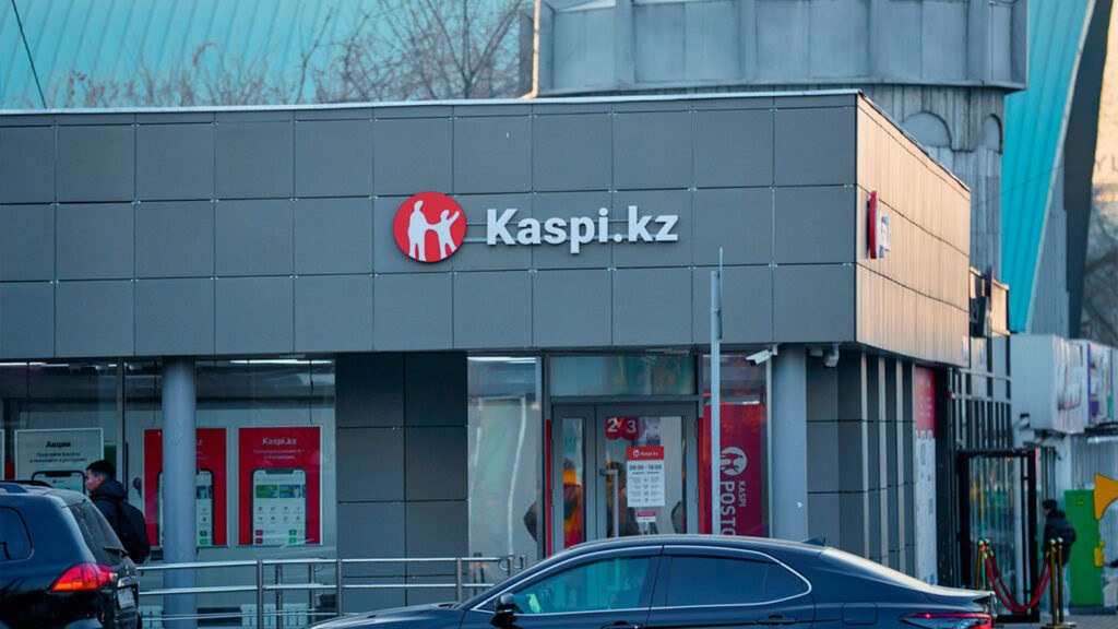 Kaspi повышает обслуживание до 10 000 тенге и вводит комиссии до 5 С 31 марта 2026 года Kaspi kz меняет тарифы по Kaspi Gold и Kaspi Pay Подорожает годовое обслуживание перевыпуск карт и резко вырастут комиссии за переводы и снятие наличных Об этом пишет Digital Business со ссылкой на обновленные правила банка Что меняется по Kaspi Gold Годовое обслуживание 10 000 тенге сейчас 1 995 тенге Перевыпуск карты 10 000 тенге Детские карты раньше бесплатно 10 000 тенге в год Блокировка разблокировка тоже 10 000 тенге Подробнее по ссылке Комиссии до 5 Переводы на карты других банков 5 от суммы минимум 200 тенге Снятие наличных сверх лимита 5 Пополнение от третьих лиц 5 Для самозанятых с 10 мая операции свыше 300 000 тенге тоже 5 Бизнес тоже почувствует По Kaspi Pay Открытие счета 15 000 тенге Ежемесячное обслуживание 15 000 тенге Внешние переводы 1 тенге Снятие наличных комиссия вырастет с 0 95 до 5 Подробнее читайте по ссылке