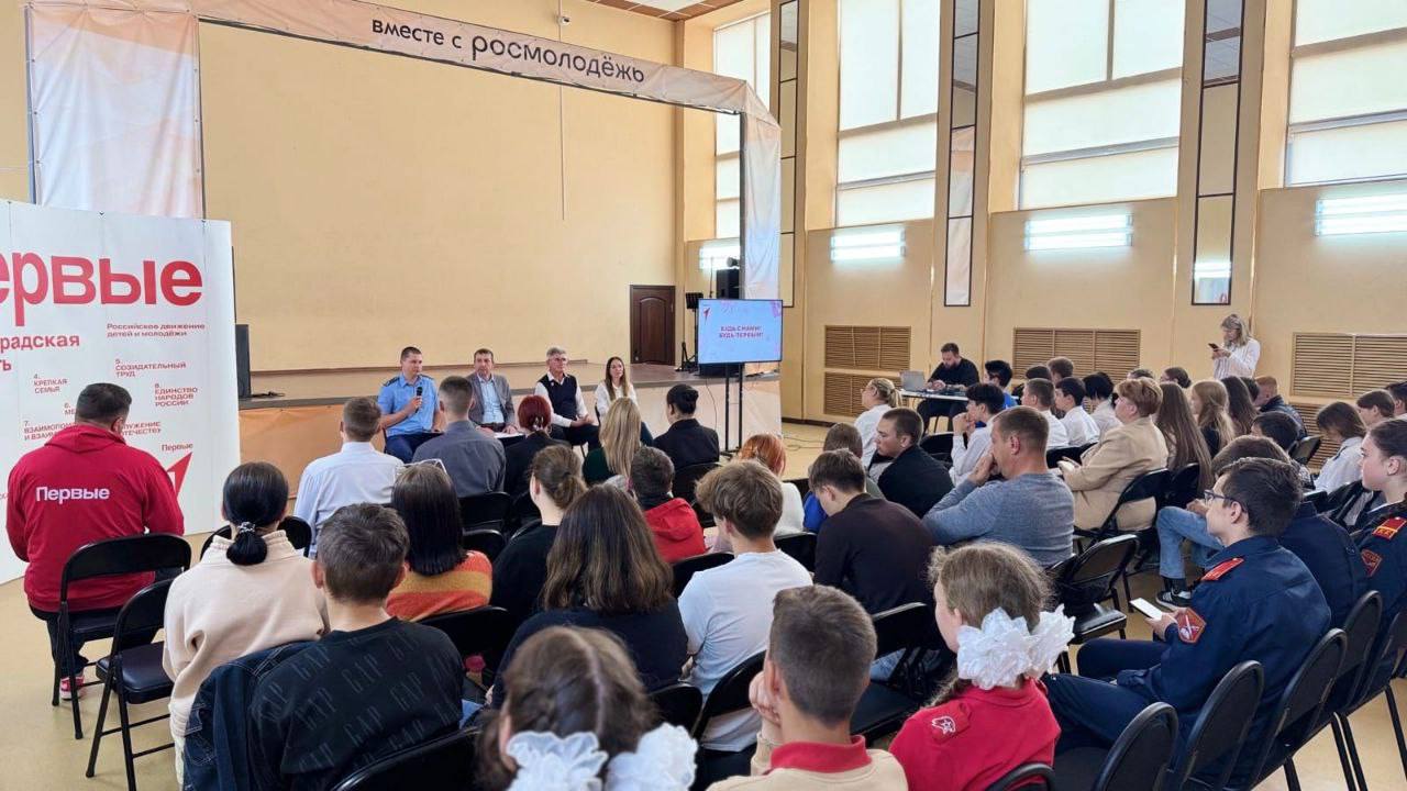 Прокурор Камышина Михаил Андреев встретился в «Кибердружиной» Волонтеры из числа старшеклассников и студентов города помогают вести работу по информированию граждан о действиях телефонных мошенников и злоумышленников в интернете. Прокурор города провел для ребят интерактивный семинар по профилактике преступлений в интернете, мессенджерах и социальных сетях.