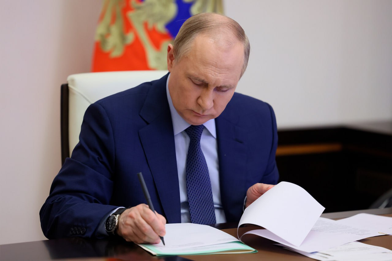 Владимир Путин подписал закон, о признании документов на недвижимость в Донбассе и Новороссии до их присоединения к России. Также Президент подписал закон, согласно которому участники СВО в Донбассе и Новороссии получат статус ветеранов боевых действий.
