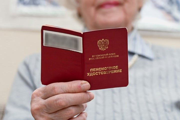 ПЕНСИЮ В ХАКАСИИ ПРОИНДЕКСИРУЮТ ДВАЖДЫ Повышение страховых пенсий сначала пройдет с 1 января 2026 го на 7 6 Следующее повышение ждет получателей социальных пенсий с 1 апреля 2026 года на 6 8 процента и наконец 1 октября будут повышены военные пенсии пенсии бывшим работникам силовых структур сообщила депутат ГД Светлана Бессараб Она сообщила что в РФ всего 43 млн пенсионеров По данным Росстата на 2025 год в Хакасии пенсионеров 144 тыс Фото Ольга Юшкова