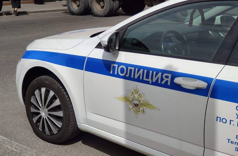 Два человека пострадали в массовой драке возле родника в Ростове Два человека пострадали в массовой драке на ЗЖМ Ростова. Как рассказали очевидцы, ЧП случилось 13 июля возле родника. Один человек получил ножевые ранения, второй - перцовый спрей в глаза. В пресс-службе донского главка полиции инцидент подтвердили. - На месте происшествия находились двое граждан с телесными повреждениями. Им была оказана необходимая медицинская помощь, - рассказали в главке. Всех участников инцидента и обстоятельства разборки устанавливает полиция.