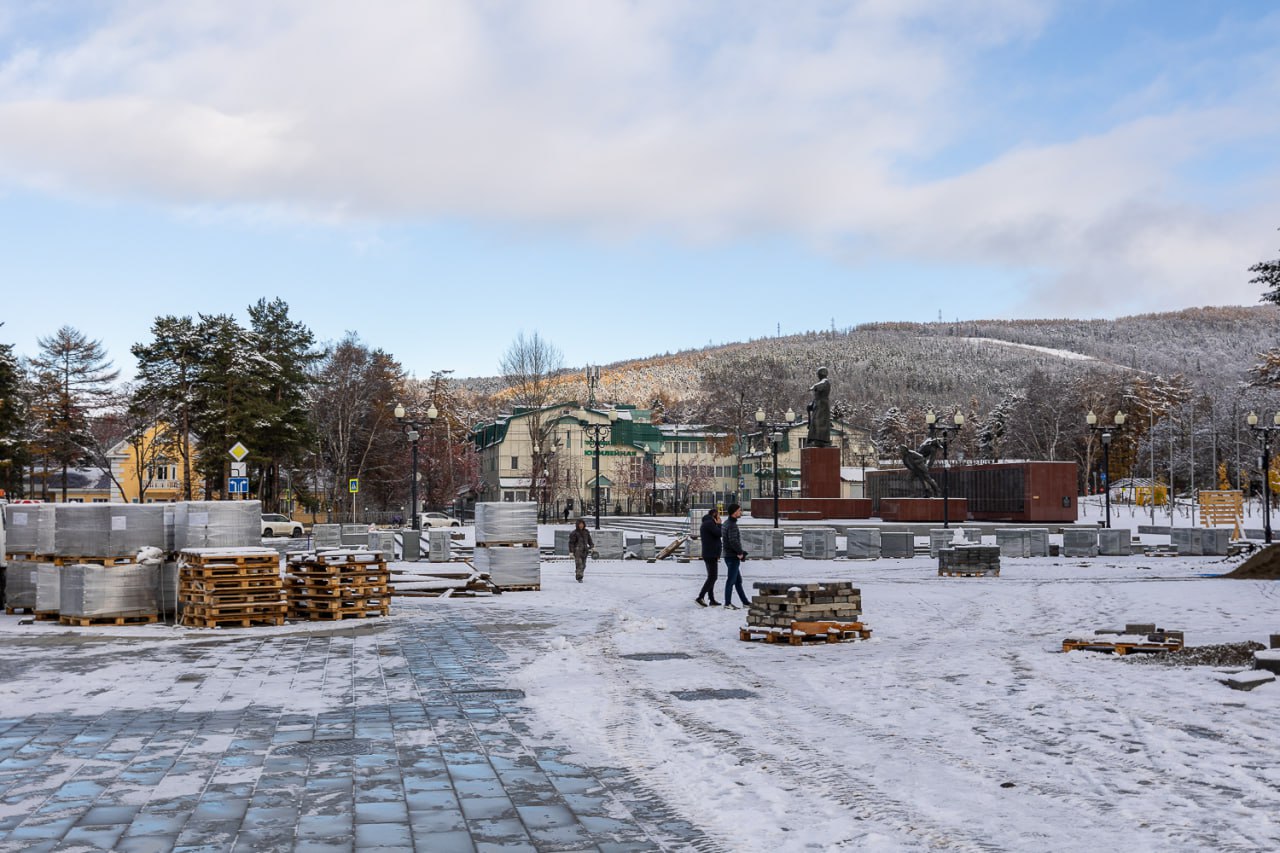 До конца ноября на площади Славы в Южно-Сахалинске заменят брусчатку и гранит на ступенях   Благоустройство территории площади Славы продолжают в областном центре. Сейчас специалисты подрядной организации производят облицовку гранитными плитами мемориала с Вечным огнём и укладывают тротуарную плитку. Эти работы планируют завершить до конца ноября. Все необходимые материалы у рабочих в наличии, уточняют в мэрии города.   "Уточним, ремонт площади Славы пройдет в несколько этапов. На первом — подрядчик уже выполнил переустройство ливневой канализации. Сейчас реализуют второй этап — благоустройство нижней части площади возле мемориала. До конца года здесь выполнят подсветку бюстов, памятников и мемориальной доски, установят парковые фонари и сделают ландшафтную подсветку деревьев", — добавляют специалисты.  В будущем году подрядчик планирует приступить к третьему этапу. В его рамках заменят бордюры и плитку на дорожках у комплекса постаментов, посвящённых Южно-Сахалинской наступательной операции, заявили в администрации.     Прислать новость   Подписывайся на «АСТВ.ру»