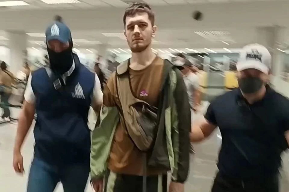 Филиппины пляж и три миллиона краснодарец строил кол центр за границей но его вытащил Интерпол Краснодарец Захар Зверев два года жил на Филиппинах и руководил оттуда своей банковской службой безопасности В роли операторов несколько сообщников В роли клиентов доверчивые пенсионеры Схема стандартная ваш счет в опасности переведите деньги на безопасный Так кол центр заработал 3 6 млн рублей на пожилых жителях разных регионов Когда полиция вышла на след группы Зверев уже грелся на филиппинских пляжах В 2023 году его объявили в международный розыск и там он наконец всплыл В марте 2025 го местные силовики задержали россиянина по запросу Интерпола и депортировали в Москву Теперь Звереву предъявлены три эпизода мошенничества в особо крупном размере Максимальный срок до 10 лет колонии Подписаться на новости ЮГ 24   ЮГ 24 в MAX