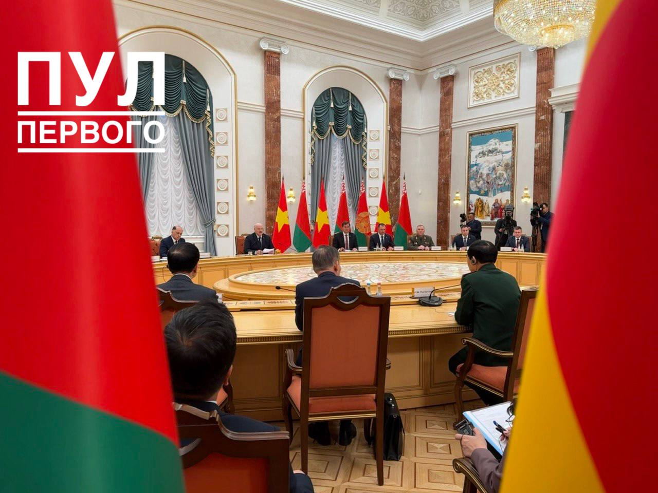 Переговоры Президента Беларуси Александра Лукашенко и генсека ЦК Компартии Вьетнама То Лама в расширенном составе стартуют в эти минуты Александр Лукашенко о главной задаче в сотрудничестве с Вьетнамом Президент Беларуси предлагает: наращивать поставки во Вьетнам белорусских товаров; создавать совместное производство техники; обмениваться технологиями. #Разговоры_на_кухне