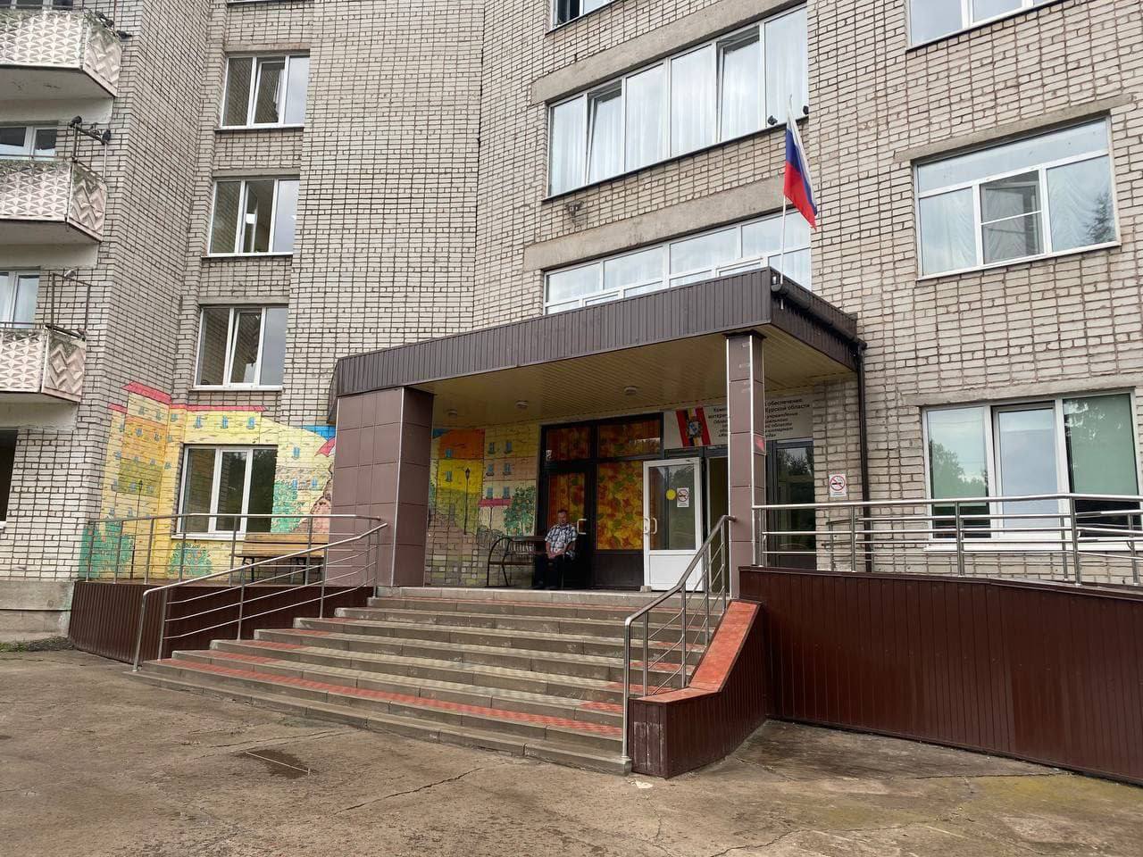 Железногорский дом социального обслуживания отремонтируют Курской области выделена федеральная субсидия почти 120 млн рублей. Средства на капитальный ремонт предназначены Железногорскому дому социального обслуживания - одному из ключевых социальных учреждений региона, сообщил врио губернатора Александр Хинштейн. На эти деньги будет сделан капремонт инженерных систем, спальных корпусов и общественных пространств; заменят кровлю, отремонтируют фасад и входные группы. - Работы уже начаты, подрядчик определён, и до конца ноября дом преобразится, став ещё комфортнее для его жителей. Сейм Курская область