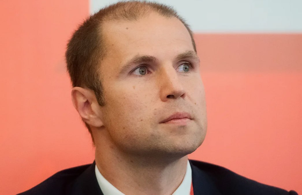 Шоб мы так жили! Суд снова отказал бывшему топ-менеджеру "Норникеля" Сергею Степанову, который требовал с компании 780,5 млн рублей невыплаченной премии и компенсации морального вреда. Как сообщается, решение первой инстанции было вынесено в ноябре прошлого года. По трудовому договору топ-менеджеру полагались годовая премия в размере 100% годового оклада около 150 млн рублей и возможность получения бонуса до 780,5 млн рублей по итогам трех лет работы. По словам представителя ГМК, за три года работы Степанов получил более 824 млн рублей, включая премии на сумму 345 млн рублей. При этом топ-менеджер нарушил условия доступа к гостайне из-за получения вида на жительство в ОАЭ, что могло привести к расторжению договора "по статье". Степанов не согласился с этим. По его словам, за два года до окончания трудовых отношений он уведомил компанию о получении ВНЖ в дружественной стране в 2022 году, так что это не нарушает трудовой договор. К тому же у ряда топ-менеджеров есть ВНЖ в недружественных странах. Основной аргумент "Норникеля" в том, что в 2021 и 2024 годах стороны подписали допсоглашения к трудовому договору, которые исключили положения о стимулирующей выплате. Но Степанов заявил, что ничего такого не подписывал, а подписи сфальсифицированы. Он предоставил суду заключение экспертизы, которая "выявила признаки подделки подписей и компиляции документов". Если отказ Степанов не подписывал, то выплата бонуса должна была зависеть от выполнения KPI. По словам истца, в протоколе о достижении трехлетних целей его KPI оценили в 88%, все сотрудники структурных подразделений, которые работали под руководством Степанова, получили соответствующие выплаты. Рассмотрев аргументы обеих сторон, суд оставил решение первой инстанции в силе. Истец планирует обратиться в кассационный суд. ™ Нержавейка