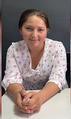 В Азовском районе разыскивают пропавшую 13 летнюю девочку Сотрудники отдела МВД России Азовский ищут пропавшую несовершеннолетнюю Галину Сергеевну Иваненко 2011 года рождения Известно что 15 сентября 2025 года девочка покинула дом и до сих пор не вернулась Приметы возраст 13 15 лет рост около 160 сантиметров полное телосложение светло русые волосы зеленые глаза В день исчезновения была одета в белую футболку коричневую юбку и коричневые тапочки Если ростовчанам что либо известно о местонахождении Галины Иваненко просьба сообщить в дежурную часть отдела МВД Азовский по телефону 8 863 427 14 20 Подпишись на 1Rnd Написать в редакцию