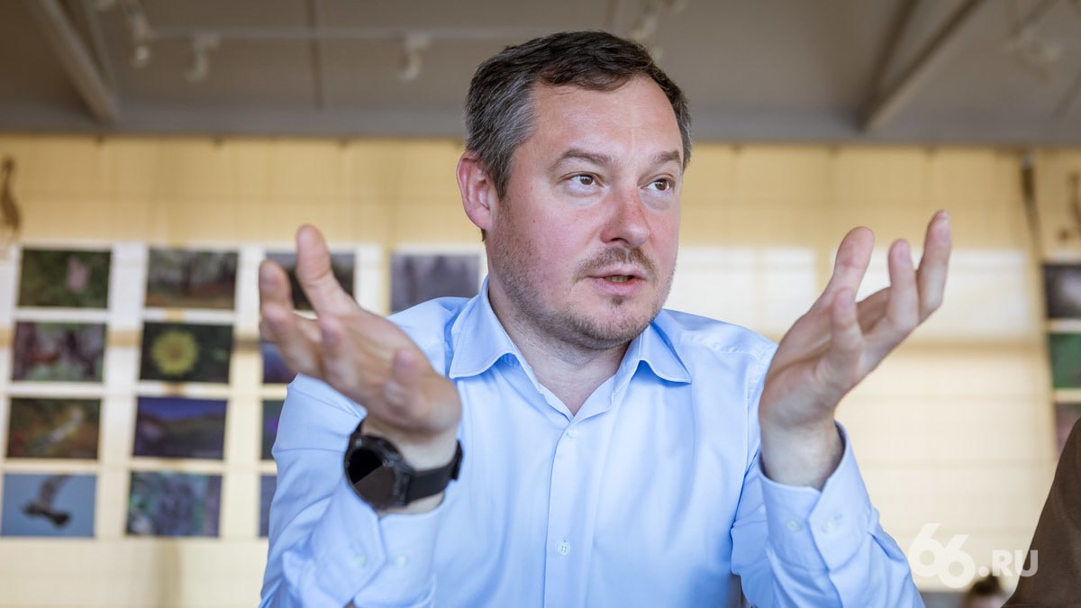 На пост мэра Екатеринбурга выдвинули главу Сысерти Кандидатуры Дмитрия Нисковских и действующего главы Алексея Орлова выдвинули на общем собрании ассоциации Совет муниципальных образований Свердловской области сообщил источник 66 RU Пару лет назад Нисковских признали лучшим мэром России Он возглавляет Сысерть с 2017 года до этого чиновник работал на различных должностях в правительстве региона Спойлер скорее всего мэр Сысерти составит Алексею Орлову формальную конкуренцию На прошлой неделе действующего главу Екатеринбурга поддержала Единая Россия Это решение неофициально ранее согласовал губернатор Денис Паслер   Новости из Екатеринбурга