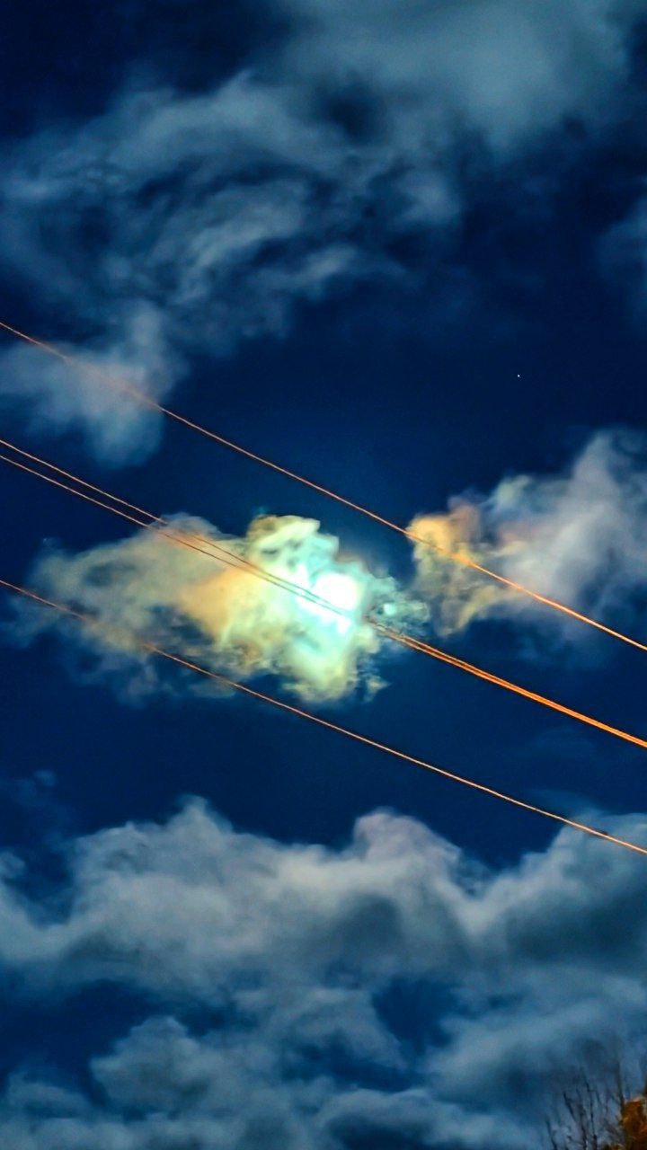 С Днём энергетика Пинежский район и правобережье Холмогорского района с ночи сидят без электричества Восстановить электроснабжение в районах Архангельской области обещают к 12 00 мск Обрыв грозотроса на высоковольтной линии между Луковецким и Сией в 2 часа ночи из за примёрзшего к проводам мокрого снега и ветер 12 м с оставили без электроэнергии весь Пинежский округ и часть Холмогорского Около 7 утра по сообщению главы администрации Пинежского округа Людмилы Колик бригады электриков из Карпогор и Архангельска в составе 11 человек и шести единиц техники выехали на устранение аварии В связи со сложившейся ситуацией отменяются занятия во всех школах и детских садах Пинежского округа родителей просят отнестись к случившемуся с пониманием Котельные работают на дизель генераторах По информации предпринимателей пекарни успели испечь хлеб По всем возникающим вопросам просьба обращаться по телефону единой дежурно диспетчерской службы 8 818 562 28 01