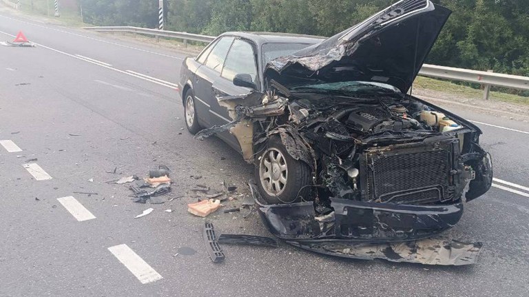 Под Почепом 38-летняя пассажирка иномарки ранена в ДТП с автобусом     Водитель автобуса при повороте не пропустил ехавшую навстречу легковушку. ƃℾ   подписаться  прислать новость