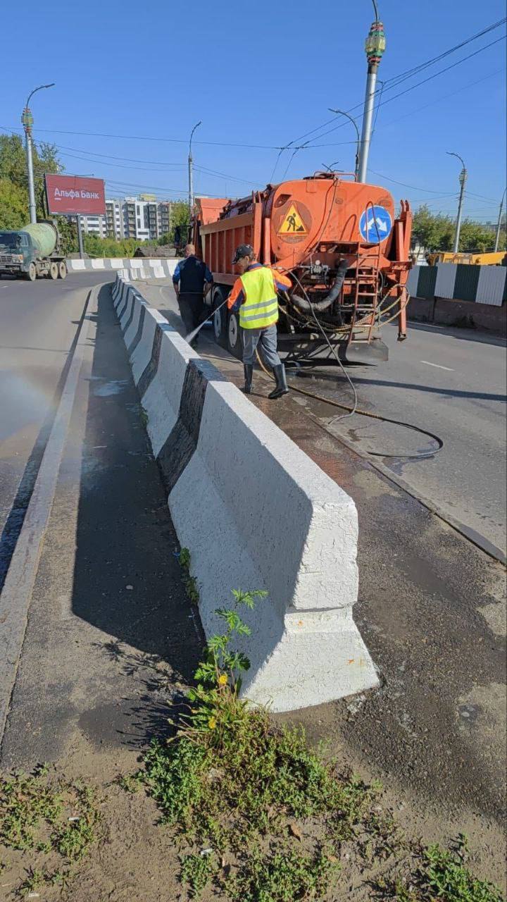 Комплексная уборка городских улиц продолжается в областном центре.    Для этой работы используют ПУМы, КАМАЗы, погрузчики, грейдеры и другую спецтехнику. По поручению мэра Руслана Болотова ее применяют ежедневно во всех районах Иркутска.  – Машины помогают охватывать больше площадей. Каждый день выводим их на дороги и пешеходные зоны с 05:00, чтобы не создавать помех автомобилям и общественному транспорту в часы пик. Также используем ручной труд для наведения порядка на различных территориях, – отметил руководитель МУП «Иркутскавтодор» Василий Ефремов.   Уборку проезжей части, пешеходных переходов и заездных карманов за последние сутки выполнили на участках улиц Левый берег Каи, Терешковой, Трактовая, Главная Кировская, Старо-Кузьмихинская, Вампилова, Мамина-Сибиряка, Маяковского, Джамбула, Боткина, Мелентьева, 2-я Железнодорожная, Воронежская, Лермонтова, Костычева, Стасова, Гончарова, Белобородова и на объездной микрорайонов Первомайский – Университетский.   Также подрядчики проводят очистку элементов ливневой канализации, покос травы, грейдирование гравийных участков дорог, помывку дорожных ограждений.