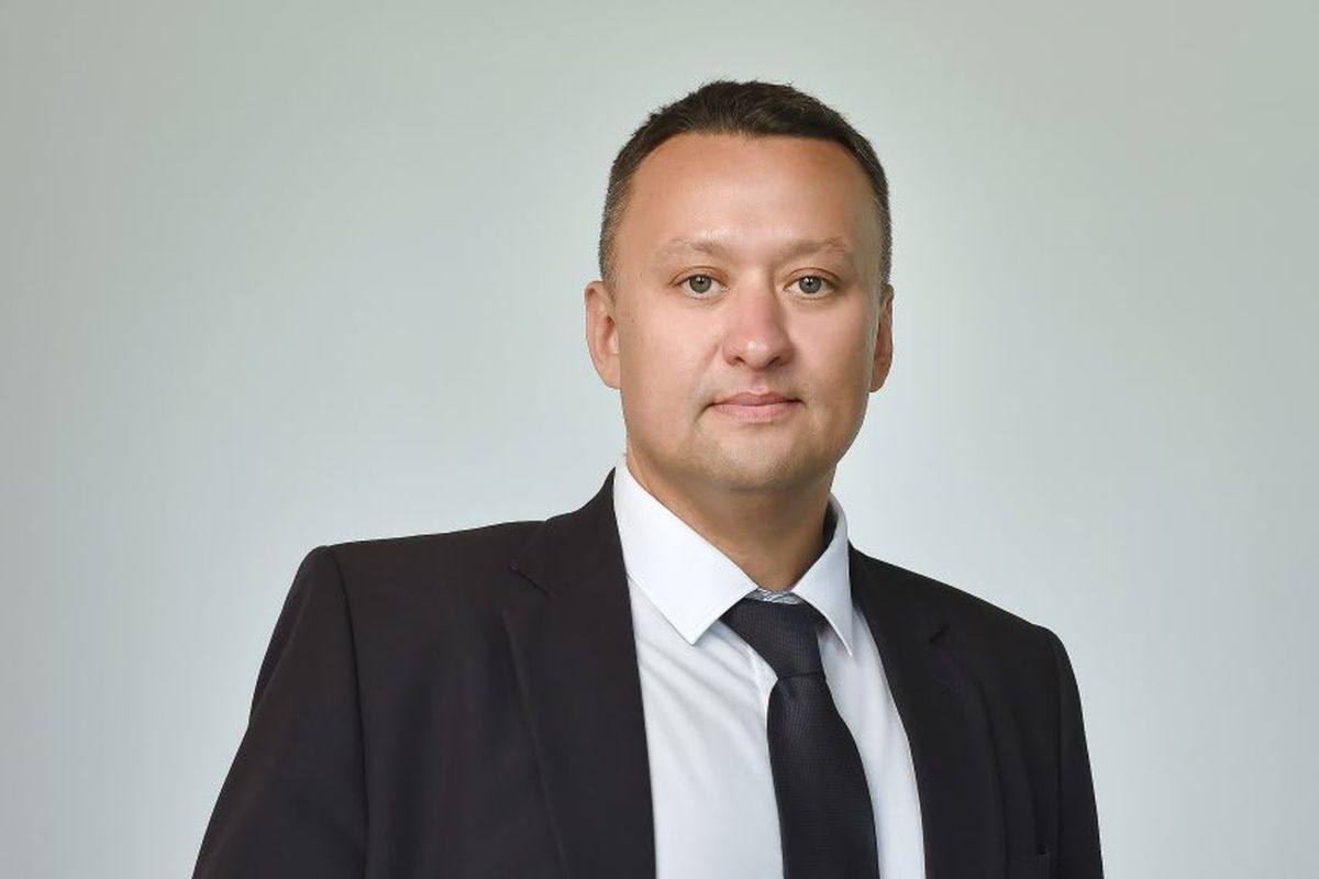 Амурский министр цифрового развития и связи Денис Земнухов во время командировки в Петербурге спас тонущего человека Проходя вдоль набережной реки Малая Невка, он заметил человека, тонущего в воде. Земнухов бросился ему на помощь и спас жизнь. За это министру вручили благодарность от начальника управления МЧС Санкт-Петебурга.