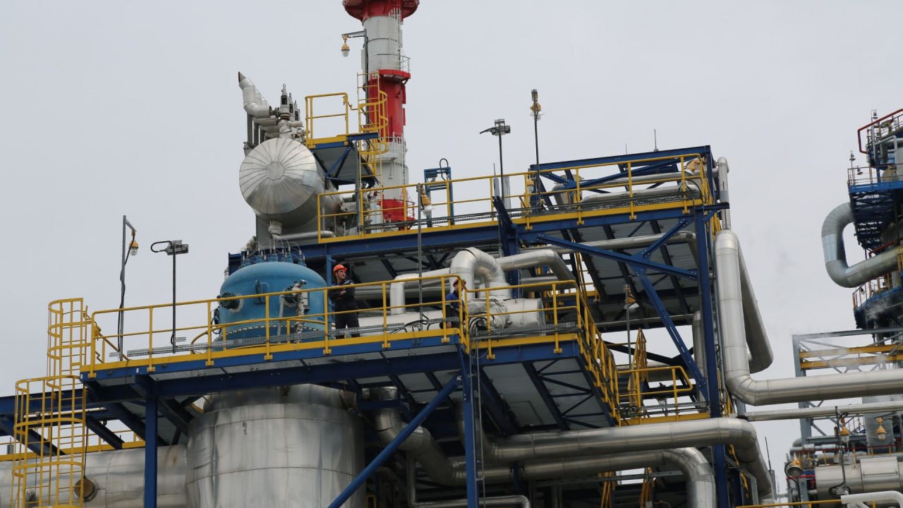 В Хабаровском крае появится еще один нефтеперерабатывающий завод  Мощность нового нефтеперерабатывающего завода будет в два раза выше существующего завода – 10 миллионов тонн. Разработку проекта ведет Независимая нефтяная компания  ННК .  Отметим, что на Дальнем Востоке планируют построить и другой НПЗ, который расположится на Сахалине. Ввод в эксплуатацию новых НПЗ должен помочь снизить дефицит нефтепродуктов в ДФО.  Источник: Известия    Будь в курсе событий.