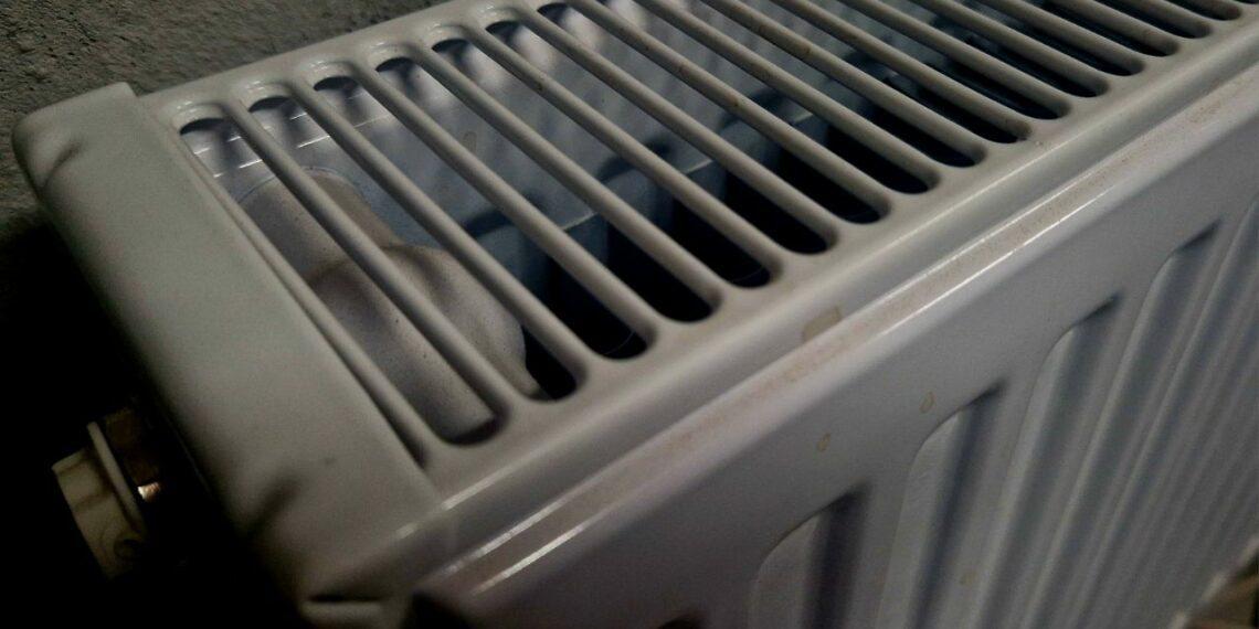 В Промышленном районе Самары проводятся аварийные работы на теплосетях Специалисты компании обнаружили повреждение трубопровода на улице Солнечной Для устранения неисправности подача тепловой энергии и горячего водоснабжения в ряд жилых домов временно приостановлена Публикуем список адресов попадающих под ограничение Социальные объекты Ул Ново Садовая 224 Ул Солнечная 43 51 Организации Ул Солнечная 47а 28а 30 Пр кт Кирова 348 350б Ул Ново Вокзальная 27а Ул Ново Садовая 246а Жилые дома Ул Губанова 15 34 Пр кт Кирова 346 348 350 350а Ул Ново Вокзальная 271 275 277 279 Ул Ново Садовая 228 230 232 234 236 238 244 246 248 250 256 258 Ул Солнечная 28 33 35 36б 39 41а 43а 43б 45 47 49 53 Известно что совместно с управляющими компаниями уже организовано переключение затронутых зданий на резервные линии теплоснабжения В связи с этим возможно временное снижение температуры в системах отопления и подачи горячей воды На месте работает аварийная бригада с использованием необходимой спецтехники Полное восстановление нормального режима теплоснабжения запланировано на утро 20 января Мы в MAX Samara