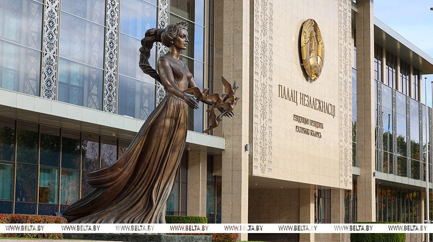 Программа развития до 2030 года и подготовка встречи с учеными Лукашенко заслушал доклады Головченко и Караника Президент Беларуси Александр Лукашенко 29 октября заслушал доклады председателя правления Национального банка Романа Головченко и председателя Президиума Национальной академии наук Владимира Караника Центральной темой доклада главы Нацбанка стала доработка программы социально экономического развития Беларуси до 2030 года Этим занимается рабочая группа под руководством Романа Головченко до 1 ноября доработанный документ должен быть представлен Президенту Главе государства сегодня доложено об основном содержании программы ключевых отраслях и сферах на которых сделан акцент В окончательном виде документ планируется вынести на утверждение Всебелорусского народного собрания заседание которого пройдет 18 и 19 декабря этого года Еще одной темой доклада Романа Головченко стала работа по практической реализации поручений данных на прошедшем в середине сентября совещании Президента с аппаратом Национального банка и руководством банков В частности реализация задачи по большей вовлеченности банковской системы в экономическое развитие страны Это и ресурсная база и вопросы инфляции Председатель Президиума Национальной академии наук Владимир Караник доложил о ходе подготовки встречи Президента с научной общественностью Было подчеркнуто что научная сфера в том числе должна внести свой значимый вклад в реализацию задач по развитию страны в предстоящей пятилетке Акцент на практико ориентированные разработки усиление связи науки и производства импортозамещение и наращивание экспортного потенциала освоение востребованных в реальном секторе инновационных направлений Сайт TikTok VK Instagram YouTube ОК Стикерпак ВВ Чат бот