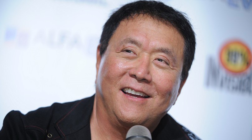 Автор бестселлера Богатый папа бедный папа Роберт Кийосаки предсказал рост унции золота до 27 тыс Золото превысило 5000 Ура Будущее для золота 27 тыс написал Роберт Кийосаки в соцсети X бывший Twitter соцсеть заблокирована в России На торгах в понедельник 26 января биржевые цены на золото впервые в истории превысили 5 тыс за унцию Тем самым сбылось предсказание Кийосаки которое он дал еще в 2023 году Правда он ожидал что золото достигнет рубежа в 5000 к 2025 году ФРС США будет вынуждена печатать миллиарды новых долларов что приведет к потере доверия к американской валюте и росту популярности золота серебра и биткоина писал тогда Кийосаки В 2024 году он призывал инвесторов вкладываться серебро пока цена драгоценного металла не выросла до 50 за унцию Тогда серебро торговалось на уровне 34 7 за унцию Утром 26 января унция серебра уже стоила 110 Подробнее Автор Богатый папа бедный папа предсказал рост унции золота до 27 000 Подписаться на канал Мы в MAX