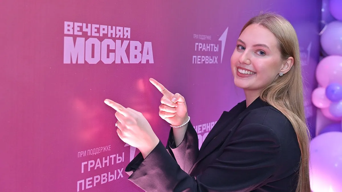Ведущий столичный медиахолдинг Вечерняя Москва выиграл грант российского движения детей и молодежи Движение Первых по направлению Медиа и коммуникации Профориентационный проект Первые в медиа Я страна рассчитан на подростков которые проявляют большой интерес к карьере в медиасфере В 2026 году более 4 тысяч ребят школьников 6 11 классов учащихся колледжей и лицеев студентов вузов из разных регионов России расширят свои знания о медиапрофессиях Миссия проекта научить участников навыкам работы с нейросетями как с неотъемлемым инструментом современной медиасферы Ребят ждет насыщенная программа а именно   8 мастер классов   телемост и встречи с экспертами   профессиональные экскурсии   создание медиапортретов родных городов Вечерняя Москва уже более 12 лет активно развивает образовательные проекты спецпроект Пресса в образовании охватывает свыше 600 школ а экскурсии и мастер классы для школьников стали регулярной практикой в редакции ВМ Наше сотрудничество с Движением Первых началось в 2023 году За это время были реализованы такие успешные проекты как Первые в медиа и Первые в медиа Победа получившие положительные отклики школьников и их родителей со всей России Движение Первых создано по инициативе президента России Владимира Путина и помогает детям и подросткам раскрывать потенциал развиваться определяться с профессией и находить единомышленников Вступить в движение можно уже с 6 лет ДвижениеПервых ГрантыПервых     Подписаться на Вечернюю Москву ВМ в MAX