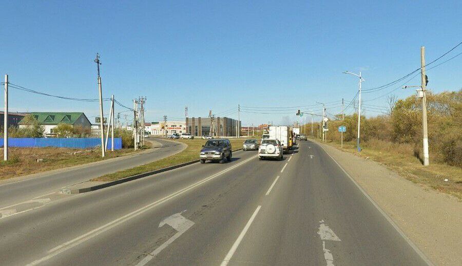 В амурской столице собираются провести реконструкцию Новотроицкого шоссе Сделать это планируют в три этапа В настоящее время объявлен конкурс на определение подрядчика который выполнит проектные и изыскательские работы по проекту На эти цели из бюджета выделено 44 миллиона рублей Большую часть 94 профинансирует областной бюджет остальное добавит город Заказчиком работ выступает МУ ГУКС Согласно техническому заданию Новотроицкое шоссе будут реконструировать в три этапа Первый этап реконструкции затронет участок от 6 го километра Новотроицкого шоссе до улицы Школьной Ориентировочная протяженность 2 300 метров Второй этап реконструкции включает участок от улицы Школьной до улицы Зеленой с круговой развязкой и мостом по Новотроицкому шоссе Ориентировочная протяженность 1 100 метров Устройство транспортной развязки запланировано на пересечении улиц Шафира и Центральной Как сообщалось ранее улицу Шафира как раз собираются продлить до реки Чигири через которую далее судя по проекту должны построить 25 метровый мост Таким образом новая дорога соединит микрорайон и Северный жилой район И наконец на третьем этапе планируется реконструкция участка от примыкания к улице Шафира с мостом по улице Шафира Ориентировочная протяженность 100 метров Завершить все работы по проекту должны до конца апреля 2027 года Подпишись на Amur life Мы в МАХ