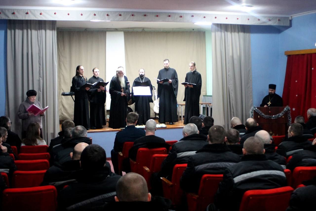В исправительной колонии 2 организовали духовно просветительскую музыкальную встречу для осужденных 1 февраля в исправительной колонии 2 Рязани выступил хоровой коллектив священнослужителей Рязанской епархии под управлением протоиерея Георгия Галахова Хоровой коллектив священнослужителей Рязанской епархии исполнил обширную программу Кроме концерта была подготовлена беседа приуроченная к празднованию Богоявления и началу подготовительного периода к Великому посту времени особого духовного делания Организаторы учли важную деталь событие провели в выходной день когда осуждённые свободны от работы Это позволило собрать большее число участников и создать теплую атмосферу духовного единения Со стороны Рязанской епархии в мероприятии также приняли участие священники постоянно окормляющие колонию и иконописец Вероника Милова В этот день благодарственными грамотами были отмечены наиболее активные члены православной общины колонии Подробнее на официальном сайте Рязанской Епархии
